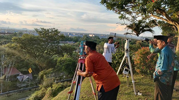 PANTAU HILAL: Kemenag Bulungan tak melihat hilal saat melakukan Rukyatul Hilal karena terhalang gunung tinggi dan awan tebal, Rabu (22/3) sore.