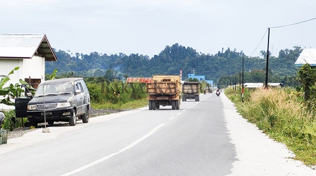 SUDAH SESUAI MEKANISME: Truk yang melintasi di Jalan Buluh Perindu dinilai Dishub sudah sesuai aturan dan tidak ada yang melanggar.