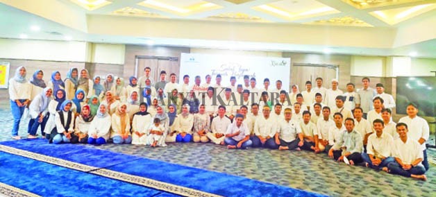FOTO BERSAMA: Jajaran Direksi Bankaltimtara saat menggelar Safari Ramadan di Bankaltimtara Wilayah dan Cabang Tanjung Selor, pada Jumat (31/3) lalu. Sekaligus menyerahkan bantuan kepada dua pondok pesantren.