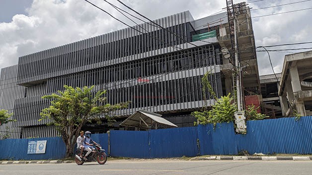 MASIH PEMBANGUNAN: Pengerjaan Gedung Sekretariat Provinsi Kaltara yang dibangun sejak 2014 silam sudah menelan anggaran ratusan miliar hingga tahun ini.