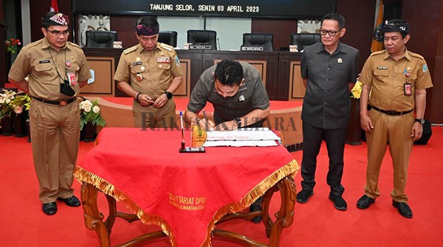 PERSETUJUAN BERSAMA: Ketua DPRD Kaltara Albertus Stefanus Marianus menandatangani hasil Raperda tentang Pengelolaan Sumber Daya Kelautan dan Perikanan, Senin (3/4).
