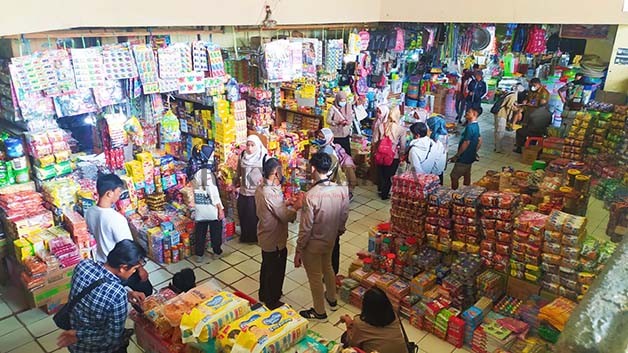 ADA TEMUAN: Hasil sidak di Pasar Induk Tanjung Selor tim gabungan menemukan tiga pangan yang kedaluwarsa, kemasan rusak dan tanpa izin edar.