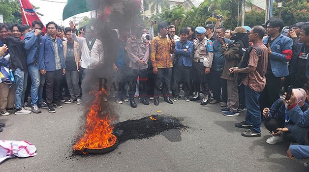 SAMPAIKAN PENDAPAT: Puluhan mahasiswa yang tergabung dalam Aliansi Gerakan April Melawan (Geram) lakukan unjuk rasa di depan Kantor DPRD Tarakan, Rabu (5/4).