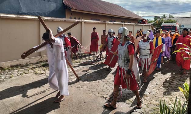 PROSESI TABLO: Umat Katedral Santa Maria Assumpta Tanjung Selor peringati kematian Tuhan Yesus (Jumat Agung).