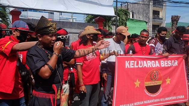 SAMBANGI POLRES TARAKAN: Massa yang tergabung dalam Pasukan Merah Nusantara menuntut oknum polisi hentikan upeti di Mako Polres Tarakan, Sabtu (8/4) lalu.