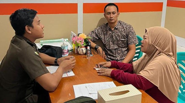 PUTUSAN KASASI: Kejari Tarakan menyampaikan putusan kasasi terhadap terdakwa HR (kanan) di Lapas Kelas IIA Tarakan, Senin (10/4).