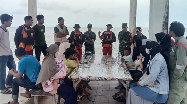 DINYATAKAN HILANG: Tim SAR gabungan menyampaikan informasi untuk operasi SAR dinyatakan ditutup kepada keluarga korban, Senin (10/4) lalu.