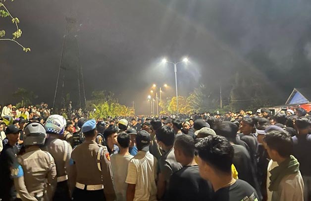 DIBUBARKAN: Aksi balap lari di lingkungan Islamic Center dibubarkan polisi akibat adanya perkelahian, Selasa (11/4).