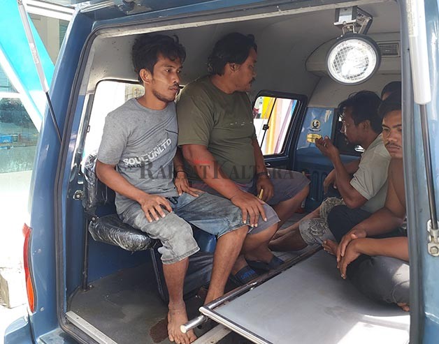 DIPERIKSA: ABK KM Bunga Lia yang selamat usai kejadian karamnya kapal di Perairan Pulau Bunyu, pada 12 Maret lalu.