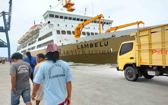 Kapal Pelni di Pelabuhan Malundung, Tarakan