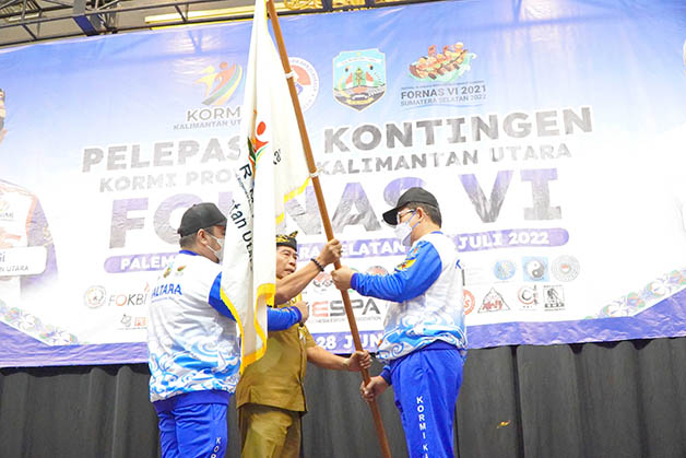 OLAHRAGA MASYARAKAT: Pemerintah melalui Dispora Kaltara bakal menghidupkan kembali olahraga masyarakat. Tampak Gubernur Kaltara Drs H Zainal Arifin Paliwang SH, M.Hum melepas kontingen Fornas tahun lalu.
