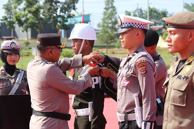 OPERASI KETUPAT: Wakapolda Kaltara Brigjen Pol Kasmudi menyempatkan tanda kepada personel yang terlibat Operasi Ketupat Kayan 2023 selama dua pekan ke depan.