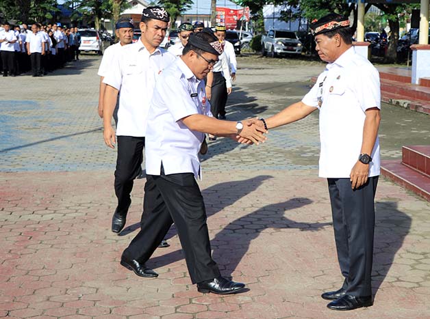 HALALBIHALAL: Gubernur Kaltara Drs H Zainal Arifin Paliwang SH, M.Hum memimpin jalannya halalbihalal di lingkup Pemprov Kaltara, Rabu (26/4).