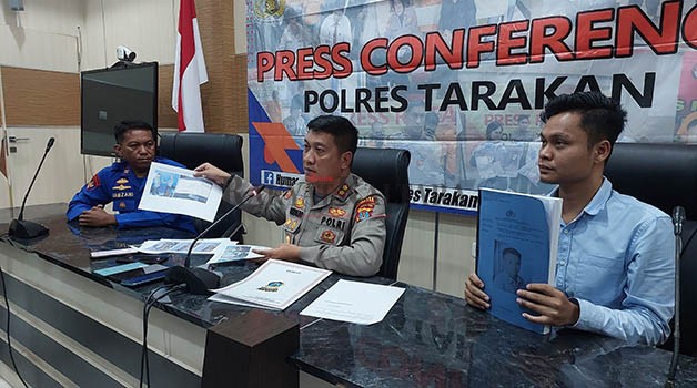 KLARIFIKASI: Kapolres Tarakan AKBP Ronaldo Maradona T.P.P Siregar (tengah) menunjukkan barang bukti perkara penggelapan BBM yang diklaim berakhir dengan pemerasan oleh IPW, Selasa (25/4).