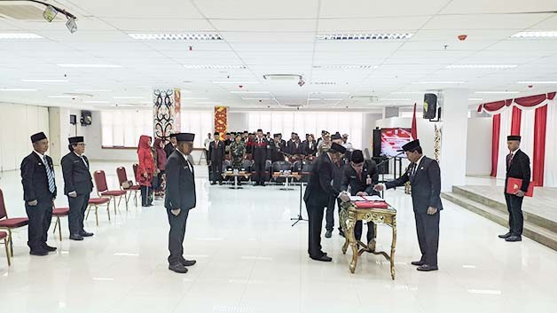 PROSESI PELANTIKAN: Gubernur Kaltara Zainal Arifin Paliwang melantik 6 pejabat untuk JPT Pratama, Rabu (26/4).