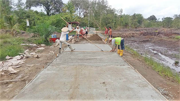 MULUS: Warga transmigrasi SP 5, 8 dan 9 Desa Tanjung Buka kini bakal menikmati jalan mulus.