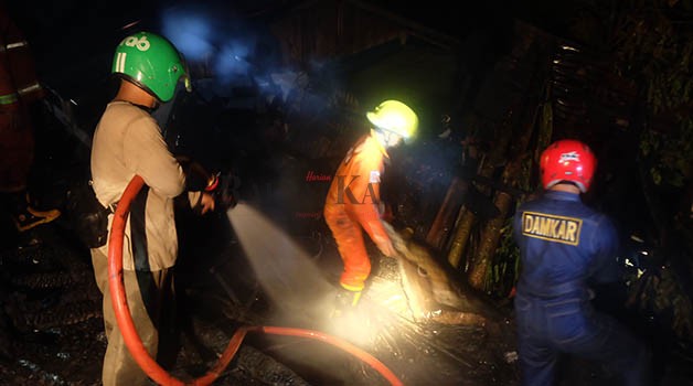 PROSES PENDINGINAN: Dua unit rumah di wilayah Gunung Daeng RT 63 Kelurahan Sebengkok, Tarakan Barat terbakar sekitar pukul 20.00 Wita, Sabtu (29/4).