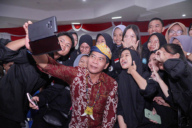 KEAKRABAN: Gubernur Kaltara Drs H Zainal Arifin Paliwang SH, M.Hum melakukan swafoto bersama sejumlah peserta seminar yang digelar Forum Komunikasi Mahasiswa Teknik Sipil Wilayah X Kalimantan, Sabtu (29/4).
