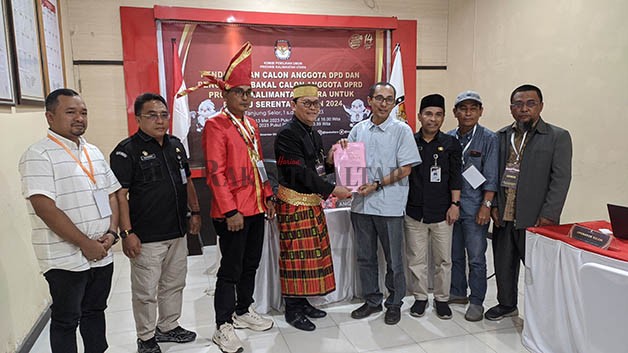 PENDAFTAR PERTAMA: Hasan Basri, menyerahkan dokumen pendaftaran calon DPD RI ke KPU Kaltara kemarin.