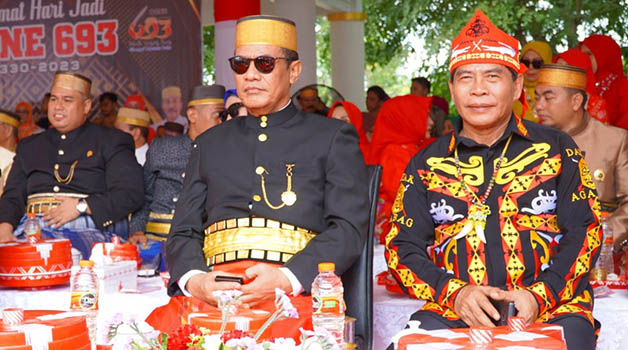 TAMPIL BEDA: Gubernur Kaltara Drs H Zainal Arifin Paliwang SH, M.Hum mengenakan pakaian Dayak Agabag di puncak acara HJB ke-693 di Kabupaten Bone, Sulsel, Sabtu (6/5) lalu.