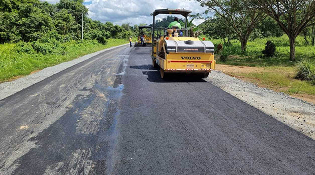 ASPAL MULUS: Ruas Jalan di wilayah Gunung Seriang–Long Peso tengah dikerjakan sepanjang 3,5 kilometer.