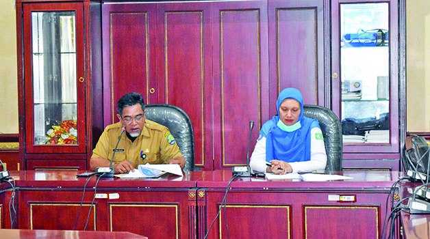 PROGRAM JKN: Asisten Pemerintahan dan Kesejahteraan Rakyat Jamaluddin Saleh bersama Kepala BPJS Cabang Tarakan saat paparkan persentase terhadap warga yang sudah terdaftar JKN.