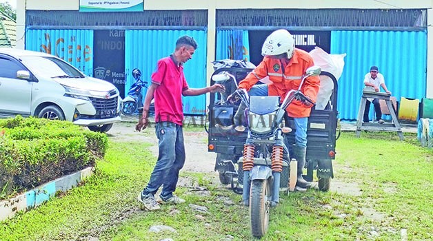 BERGANTI POLA PENGANGKUTAN: Tahun ini truk sampah sudah tidak akan mengangkut sampah lingkungan tapi diganti dengan kendaraan roda tiga.