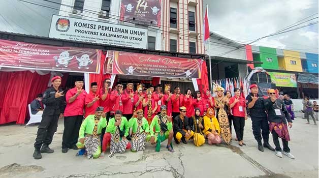 DAFTAR KE KPU: Dengan diiringi tarian Reog khas Jawa, Ketua DPD PDIP  Kaltara Albertus Stepanus Marianus bersama kader mendatangi KPU Kaltara untuk mendaftar.