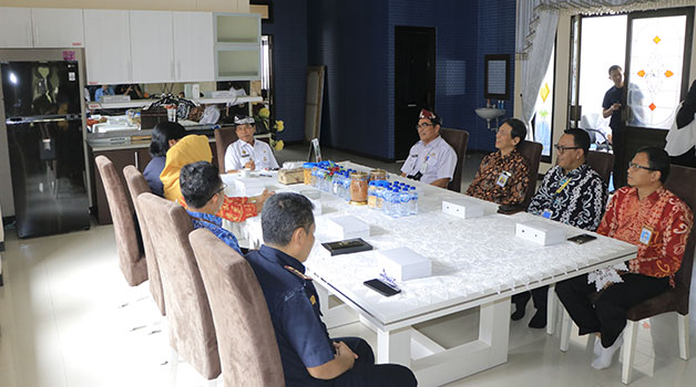 AUDIENSI: Gubernur Kaltara Drs H Zainal Arifin Paliwang SH, M.Hum menerima kedatangan pimpinan Kementerian Keuangan RI pada lingkup Provinsi Kaltara di Rumah Jabatan Gubernur, Rabu (10/5).