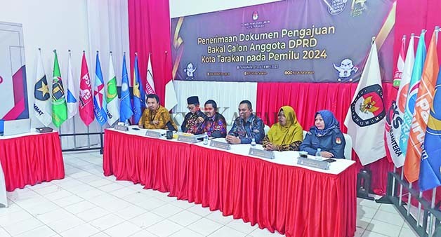 TAHAP PENDAFTARAN: Jajaran KPU Tarakan Ketika menunggu kedatangan parpol yang akan mendaftar pada Minggu (14/5) lalu.