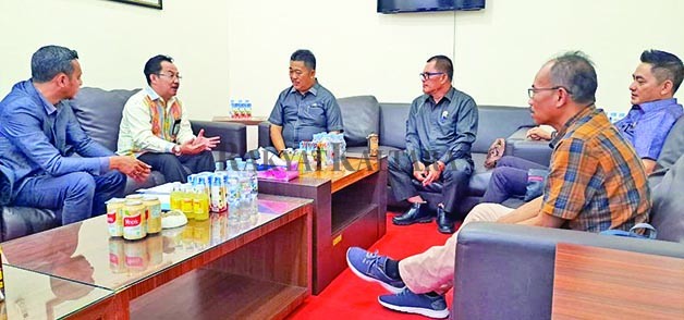 BAHASA NEGARA: Kepala Pusat Pembinaan Bahasa dan Sastra, Muh Abdul Khak didampingi tim Kantor Bahasa Provinsi Kaltim, Halimi Hadibrata, Ali Kusno, Nur Bety, dan Abdul Rahman, berkunjung ke DPRD Kaltara.