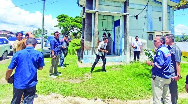 INSPEKSI MENDADAK: Tim Pansus DPRD Bulungan melakukan sidak ke Boster PDAM Jalan Sabanar Lama yang tak digunakan sejak 2014 lalu.