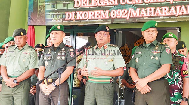 JALIN KERJA SAMA: Patok perbatasan jadi atensi Danrem 092 Maharajalila Brigjen TNI Ari Estefanus (dua dari kiri) dan Panglima 5 Brigate Infanteri TDM Brigjen Saiful Bahari Bin Zainol, Rabu (17/5).
