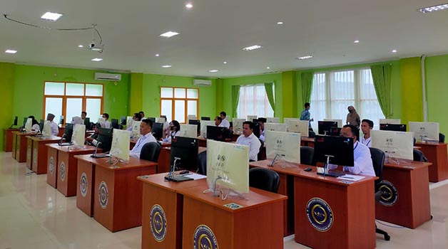 METODE CAT: Peserta yang dinyatakan lolos administrasi mengikuti tes tertulis di ruang Laboraturium CAT kantor Unit Pelaksana Tugas (UPT) BKN Tarakan, Senin (22/5) lalu.