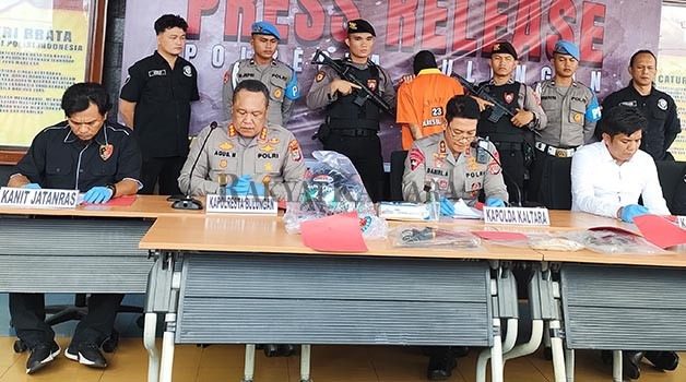 UNGKAP KASUS PENGANIAYAAN: Kapolda Kaltara Irjen Pol Daniel Adityajaya (dua dari kanan depan) didampingi Kapolresta Bulungan Kombespol Agus Nugraha saat rilis kronologis kasus dugaan penganiayaan hingga korban meninggal dunia.