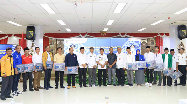 KESADARAN POLITIK : Gubernur Kaltara Drs H Zainal Arifin Paliwang SH, M.Hum mengabadikan momen bersama usai menyerahkan bankeu parpol di Ruang Serbaguna Gedung Gadis, Rabu (24/5).