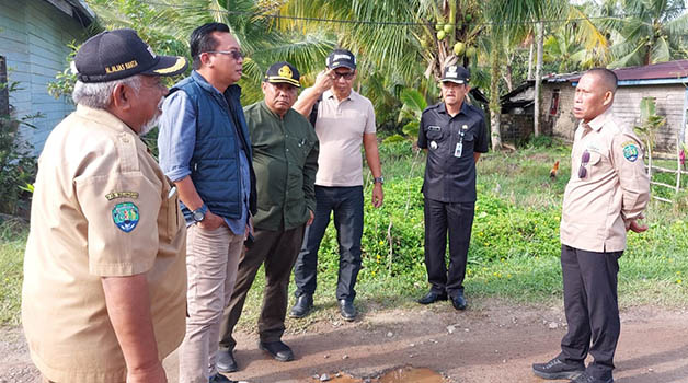 TINJAU LOKASI: Anggota Komisi II DPRD Bulungan Sunaryo (dua dari kiri) saat melihat lokasi peningkatan badan Jalan Dewa Ruci di Kecamatan Bunyu, beberapa waktu lalu.