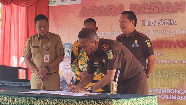 KERJA SAMA: Penandatanganan antara Kejati Kaltim dan Pemkab Bulungan perihal pinjam pakai gedung KNPI Bulungan untuk kantor sementara jika Kejati Kaltara terbentuk.