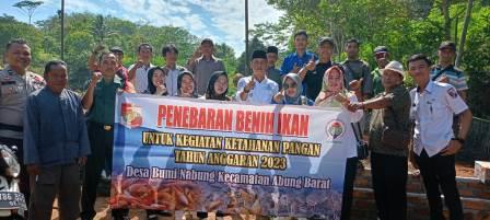 SEREMONI: Pelepasan bibit ikan nila di tiga kolam yang dibangun Desa Bumi Nabung, Kabupaten Lampung Utara, Kamis (31/5).