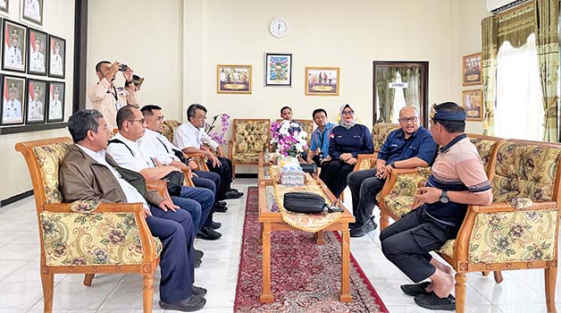 BERALIH KEWENANGAN: Gubernur Kaltara Drs H Zainal Arifin Paliwang SH, M.Hum menyambut kedatangan Biro PBMN Kementerian PUPR belum lama ini.