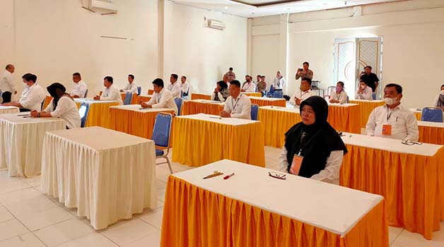 TES PSIKOLOG: Peserta calon anggota Bawaslu Kaltara saat mengikuti tahapan tes psikologi, beberapa waktu lalu.