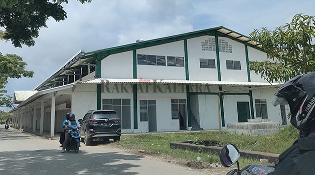 BELUM JUGA DIFUNGSIKAN: Pasar Buah yang seyogianya ditempati para pedagang usai lebaran Idulfitri lalu, namun hingga kini belum difungsikan.