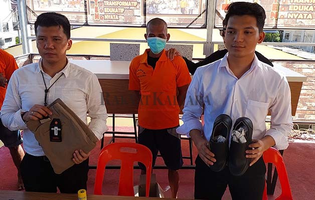 DIRINGKUS: Tersangka dugaan pencurian beserta barang bukti diperlihatkan pada awak media, Senin (5/6).