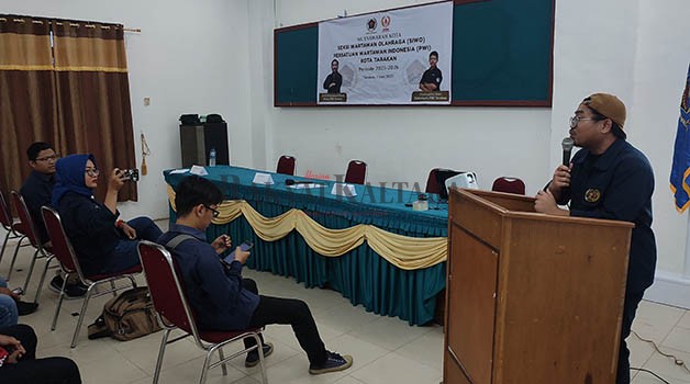 BERIKAN ARAHAN: Ketua PWI Tarakan dan Kaltara berharap SIWO PWI Tarakan gencar melakukan kegiatan olahraga dan persiapan Porwada.