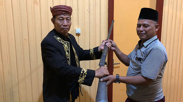 SERAHKAN SENPI: Warga Adat Tidung mendukung sepenuhnya program pemerintah Provinsi Kaltara, dalam hal kedamaian untuk menjalankan Pemilu Tahun 2024 mendatang.