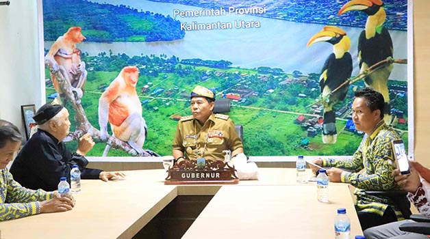 AUDIENSI: Gubernur Kaltara Drs H Zainal Arifin Paliwang SH, M.Hum menerima audiensi dari lembaga adat, Senin (12/6).