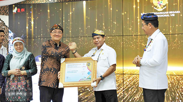 AWARD: Gubernur Kaltara Drs H Zainal Arifin Paliwang SH, M.Hum didampingi Wagub, Dr Yansen TP, M.Si menerima award dari Plt Kepala BKN Dr Ir Bima Haria Wibisana, MSIS pada Rakor Kepegawaian Regional Kalimantan, Rabu (14/6).