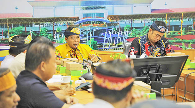 PEMBAHASAN: Gubernur Kalimantan Utara Drs H Zainal Arifin Paliwang, S.H., M.Hum menghadiri rapat koordinasi Ekspor Hasil Laut Via Pesawat di Provinsi Kaltara, di ruang rapat lantai 3 Kantor Bandara Juwata Tarakan, belum lama ini.