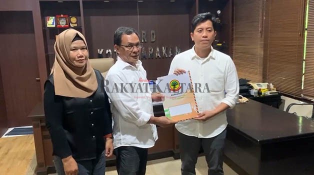PEMBERHENTIAN: Ketua DPW Partai Berkarya KaltaraAry Pangemanan menyerahkan berkas pemberhentian anggota DPRD TarakanMuhammad Rais, Kamis (15/6).