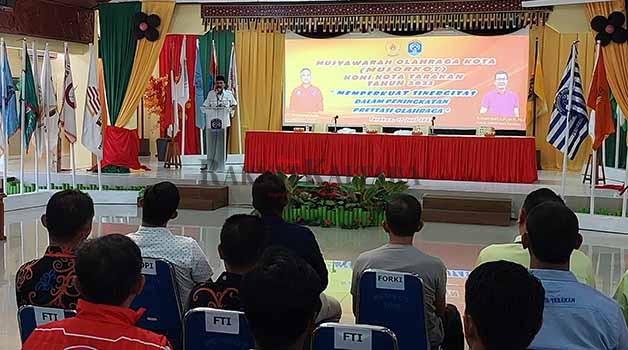 BERI ARAHAN: Wali Kota Tarakan Khairul beri arahan saat Musorkot KONI Tarakan, Sabtu (17/6) lalu.